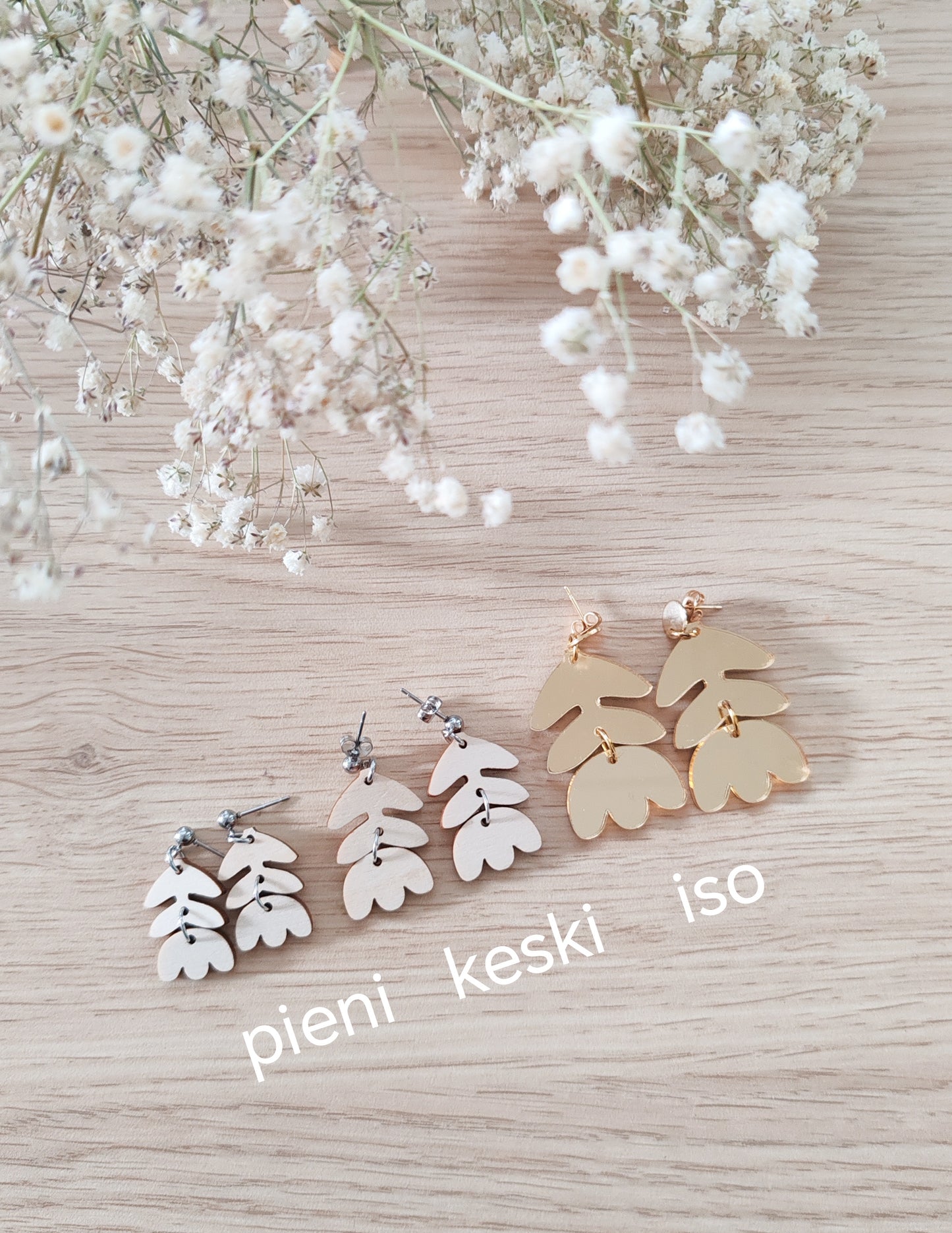 Pieni Kukka nurin kurin, eri värejä musta ja puuta / Niva Design